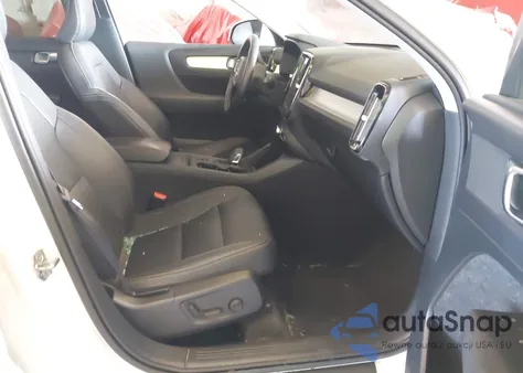 2020 Volvo Xc40 T5 Momentum z USA, uszkodzony, nr VIN YV4162UK4L2275919